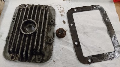 DSC_4531.JPG (173.62 KiB) 180217 mal betrachtet Dichtung der Öl-Schraube wurde entweder vergessen oder sie hat sich aufgelöst.