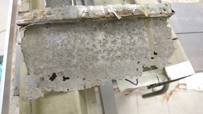 DSC_4573.JPG (146.67 KiB) 180684 mal betrachtet Stützblech in der Mitte des Schwellers.. oder der Rest davon